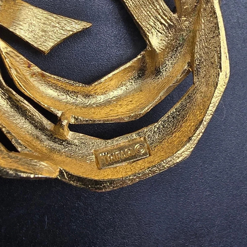 Crown Trifari Twisted Wreath Brooch Gold Tone Vintage Costume Jewelry